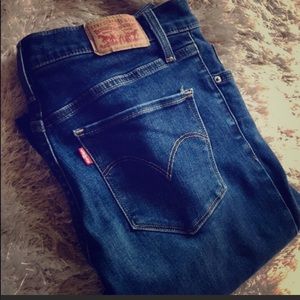 Levi’s shaping Skinny! (Cute fit!)